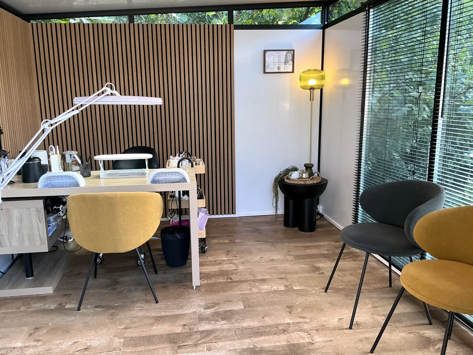Le salon Éclat de Soie à Guignes : poste de manucure, fauteuils et coin d'attente baignés de lumière naturelle